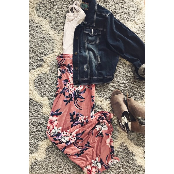 Dresses & Skirts - Mauve maxi skirt with a slit